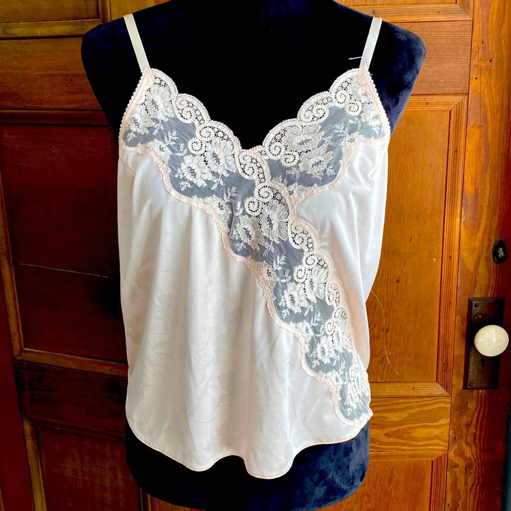 Vintage peach colored lingerie/cami. Flower silhouette pattern material. Sz Lg.